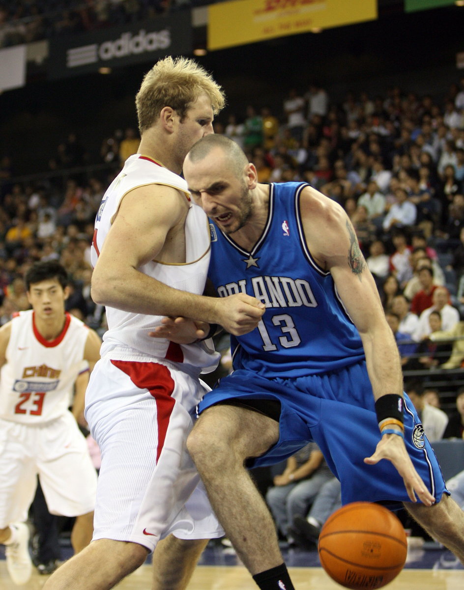 Marcin Gortat i Frans Steyn podczas towarzyskiego meczu Orlando Magic z chińskimi ligowcami w październiku 2007