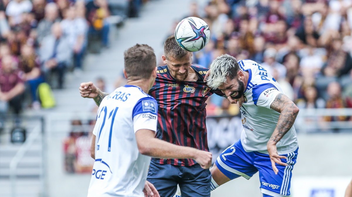 Piotr Parzyszek (Pogoń Szczecin) oraz Mateusz Matras i Jonathan De Amo (Stal Mielec)