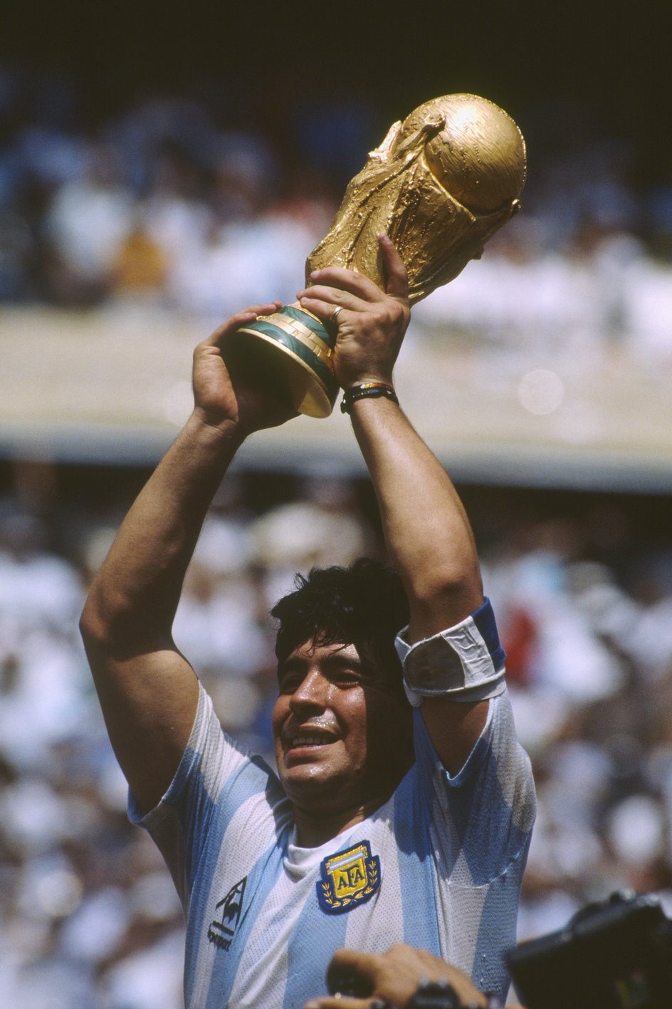 Diego Armando Maradona z pucharem za zdobycie mistrzostwa świata w 1986 r.