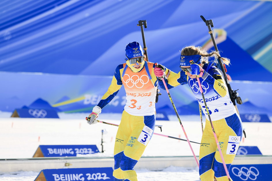 Hanna i Elvira Oeberg na trasie biegu sztafetowego biathlonistek
