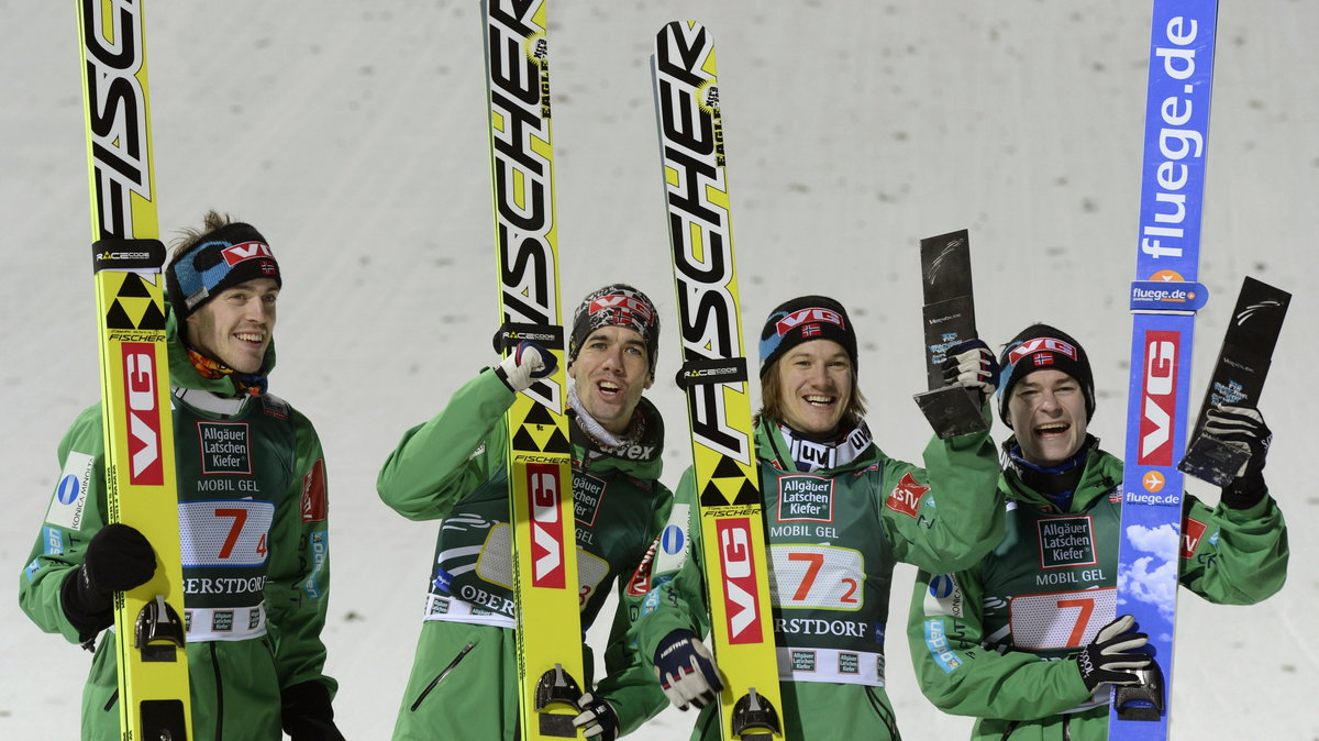 Andreas Stjernen, Anders Bardal, Tom Hilde i Anders Jacobsen celebrują sukces