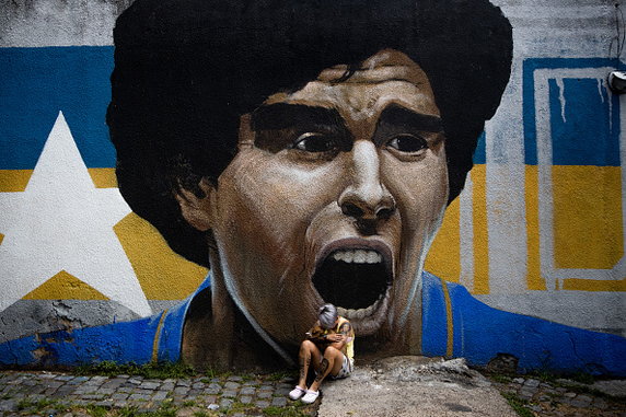 25 listopada 2020: Zawodniczka damskiego klubu Boca Juniors Yamila Rodriguez płacze przy graffiti przedstawiającym Diego Maradonę