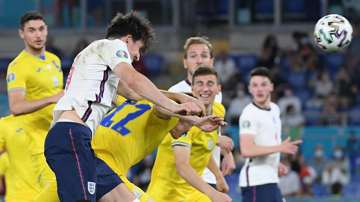 W ćwierćfinale EURO 2020 Harry Maguire strzelił gola Ukraińcom po stałym fragmencie gry. Anglicy wykonują je świetnie.