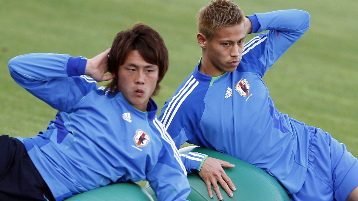 Keisuke Honda (z prawej)