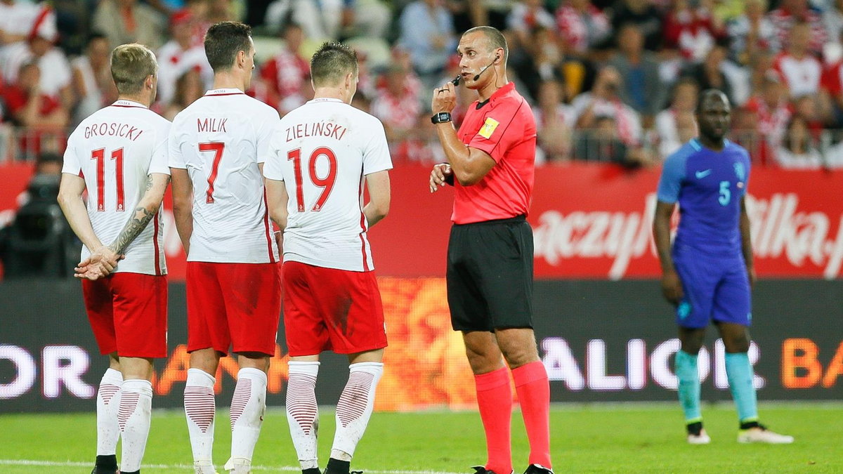 kamil grosicki , arkadiusz milik , piotr zielinski , sedzia miroslav zelinka