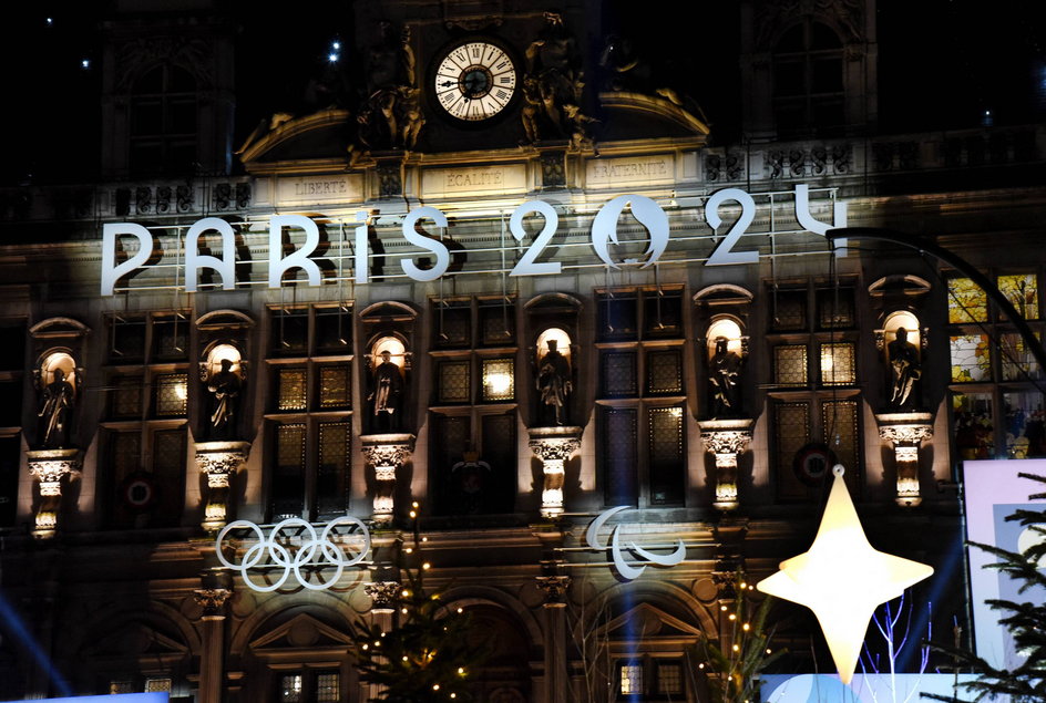 Świąteczne, olimpijskie dekoracje paryskiego ratusza