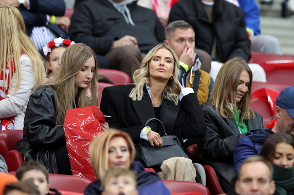 Dominika Grosicka, żona Kamila Grosickiego na meczu Polska - Holandia (na zdjęciu w środku)