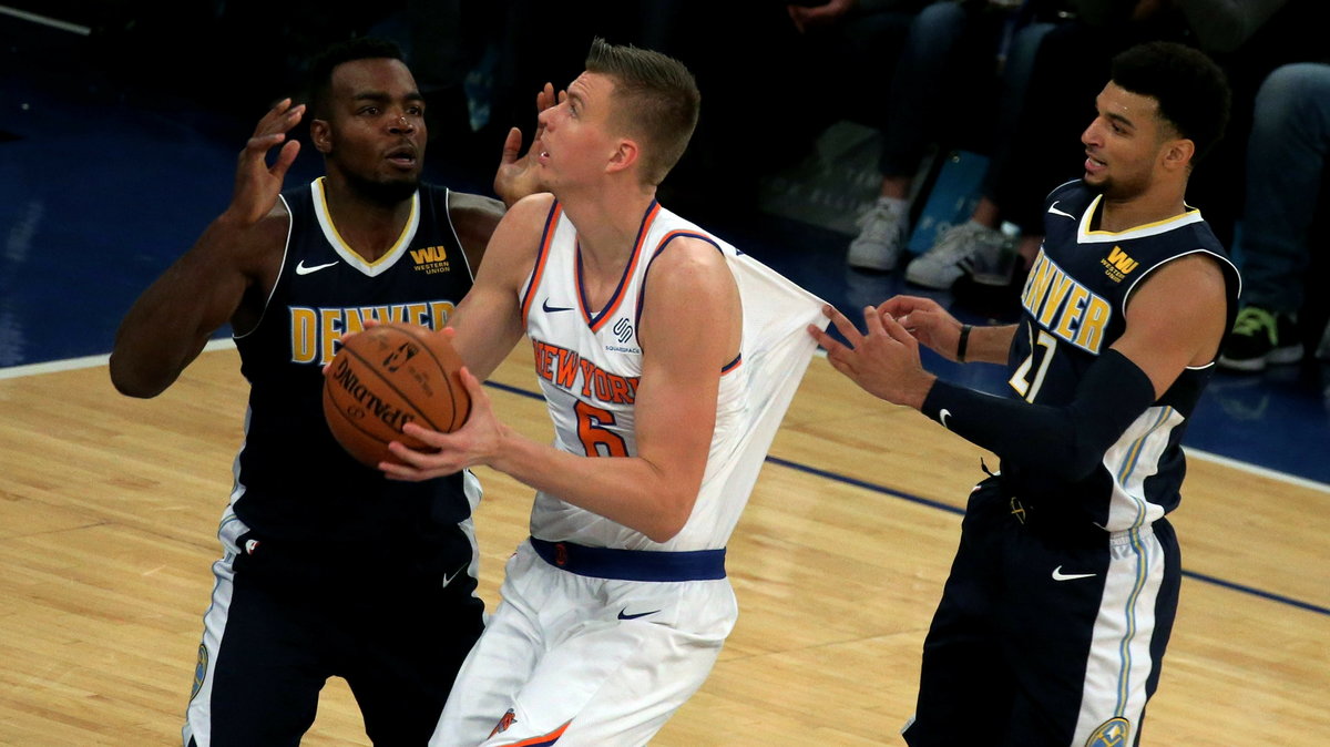 Kristaps Porzingis (w środku)