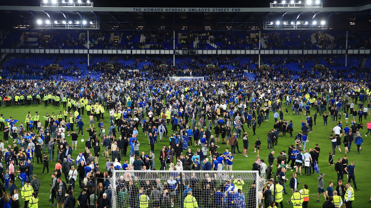 Kibice Evertonu szturmują boisko na Goodison Park