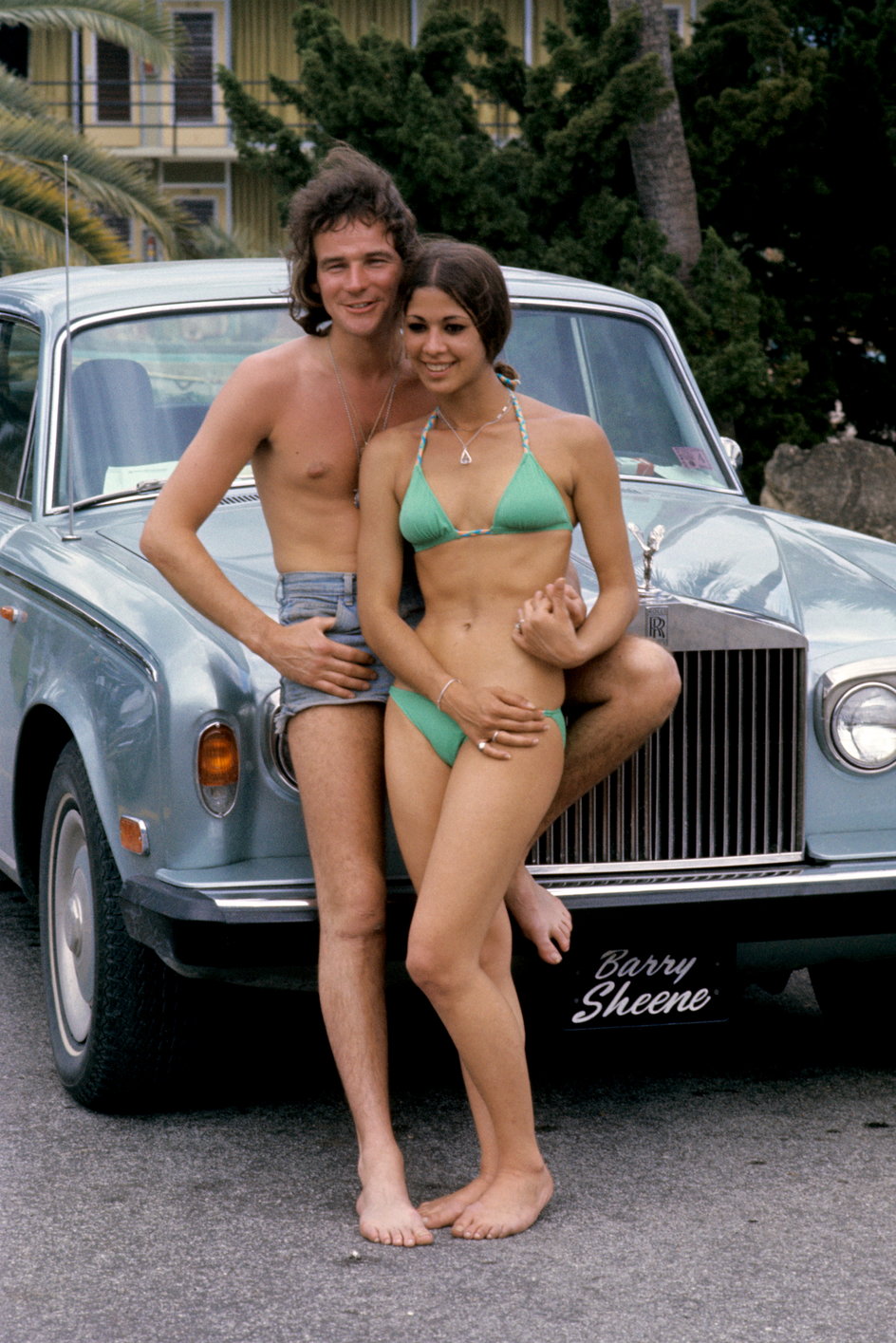 Barry Sheene z jedną ze swoich partnerek pozuje na tle Rolls Royce'a