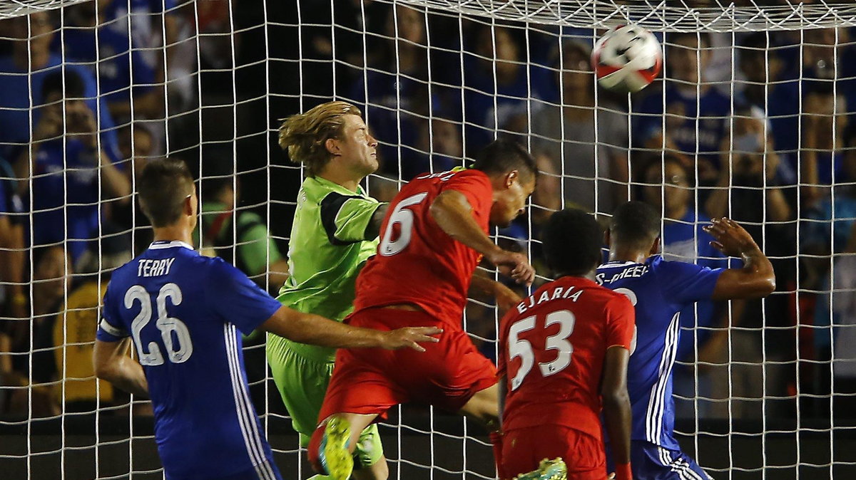 Liverpool's Loris Karius (2nd L) in action