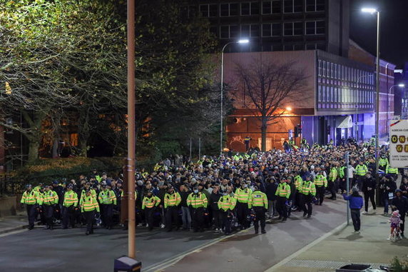 Kibice Legii eskortowani przez kordon policji