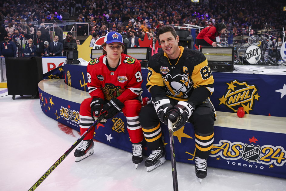 Connor Bedard i i legenda NHL Sidney Crosby podczas Meczu Gwiazd w lutym 2024 r.