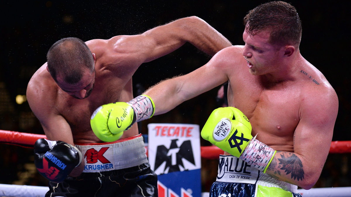 Canelo Alvarez (z prawej) w walce z Siergiejem Kowalowem