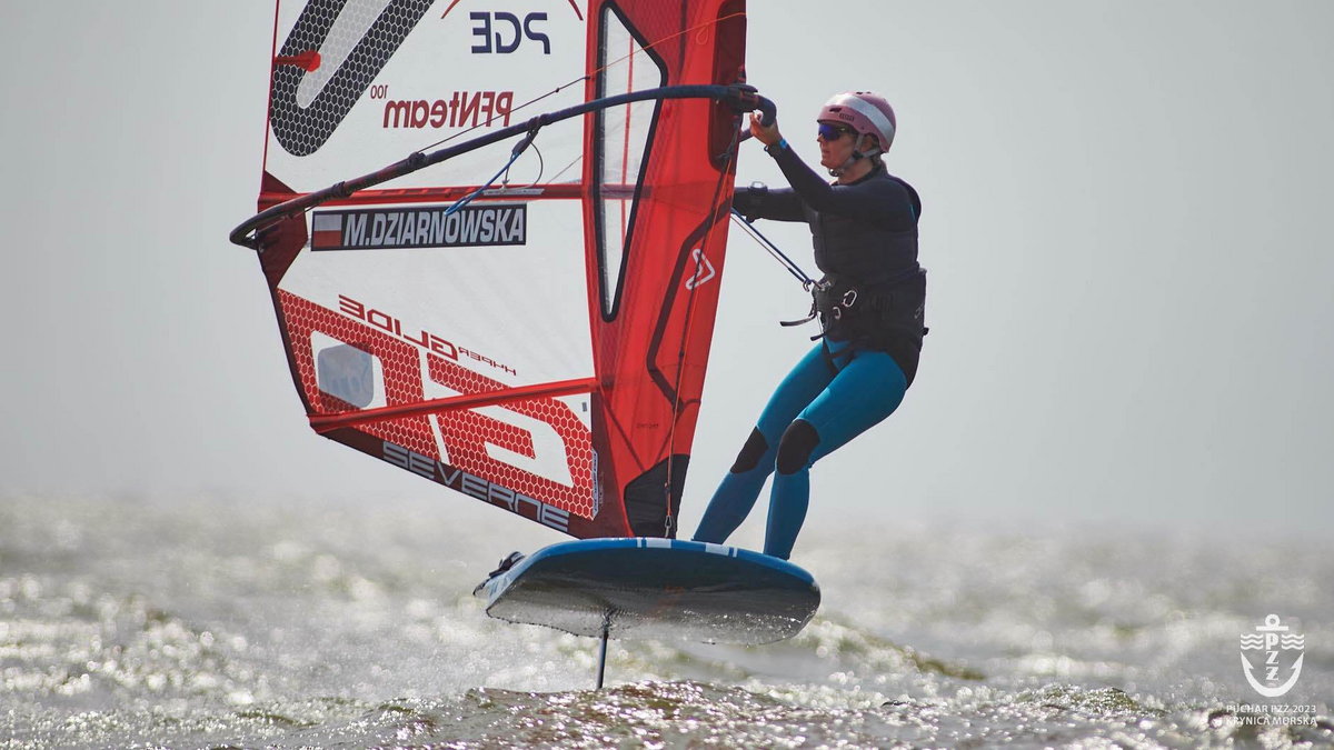 Maja Dziarnowska na desce windsurfingowej klasy iQFoil