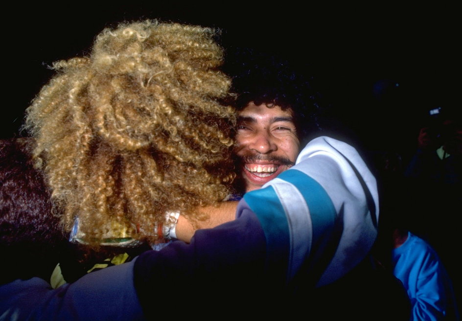 Carlos Valderrama i Rene Higuita cieszą się z wygranej z Izraelem w barażach o MŚ 1990