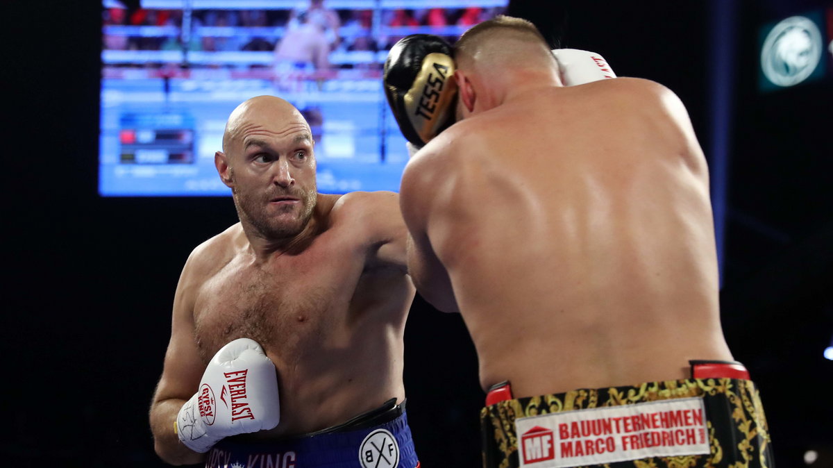 Tyson Fury (L) - Tom Schwarz