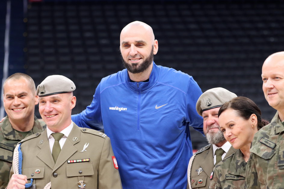 Marcin Gortat z żołnierzami w czasie organizowanej przez siebie  Polskiej Nocy w USA