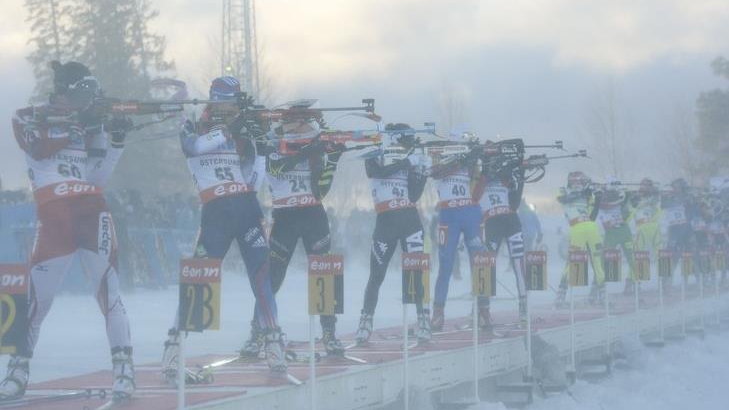 Biathlonistki strzelające w trudnych warunkach