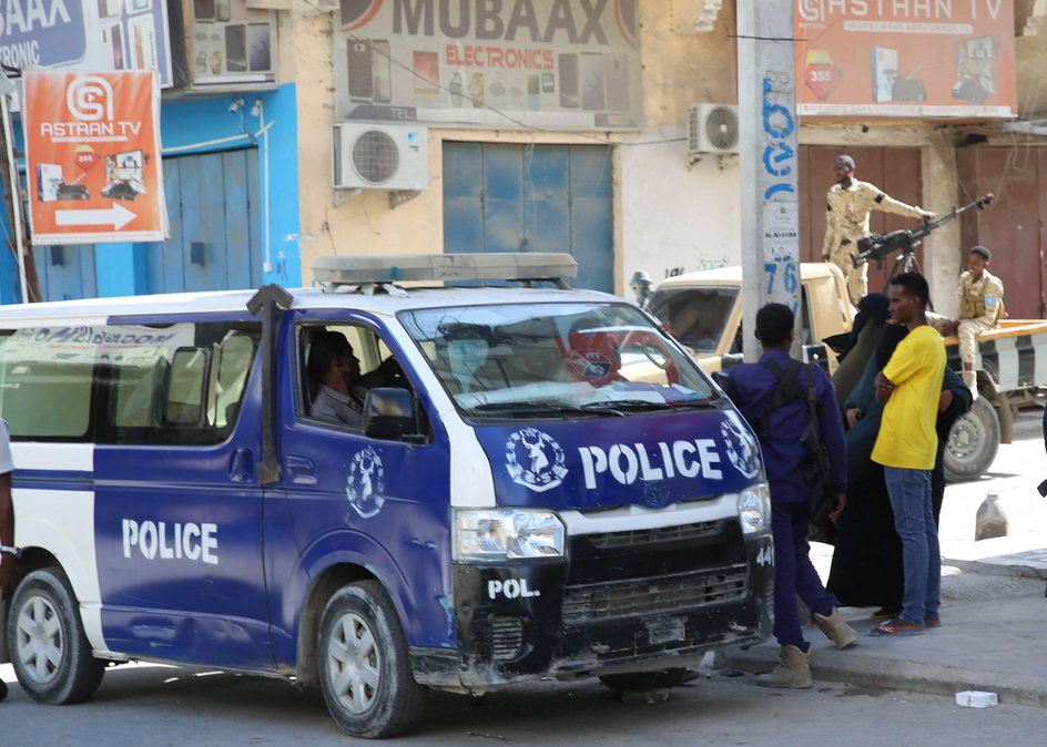 Policja zabezpiecza ulicę po ataku terrorystycznym, w którym zginęło sześć osób. Luty 2024 r.
