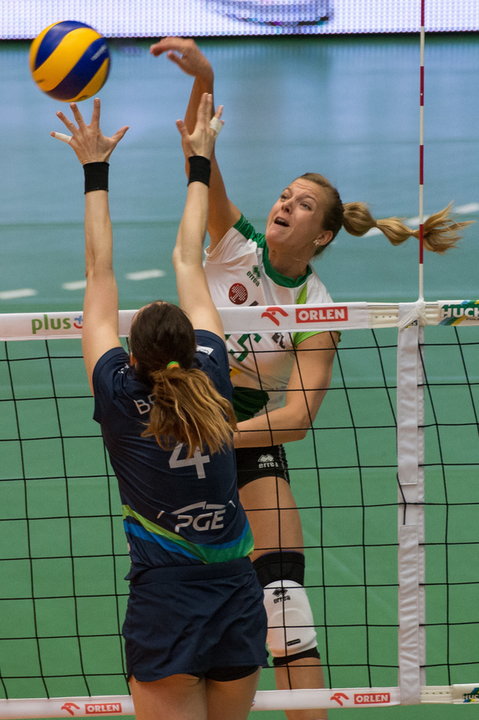 SIATKÓWKA KOBIET LIGA POLSKA IMPEL ATOM TREFL (Izabela Bełcik Maren Brinker)