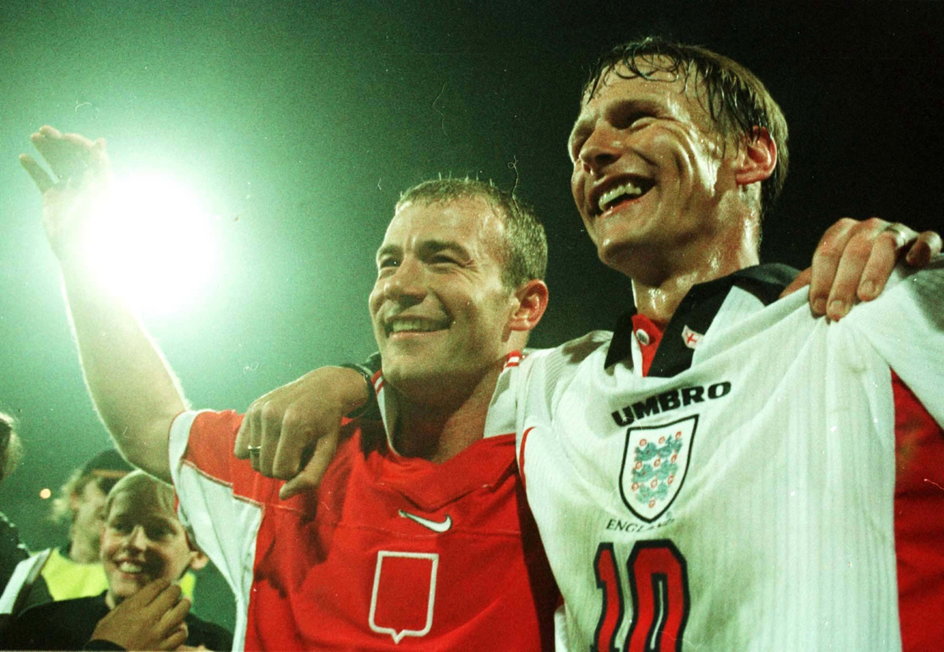 Zdobywcy bramek Alan Shearer i Teddy Sheringham cieszą się z wygranej