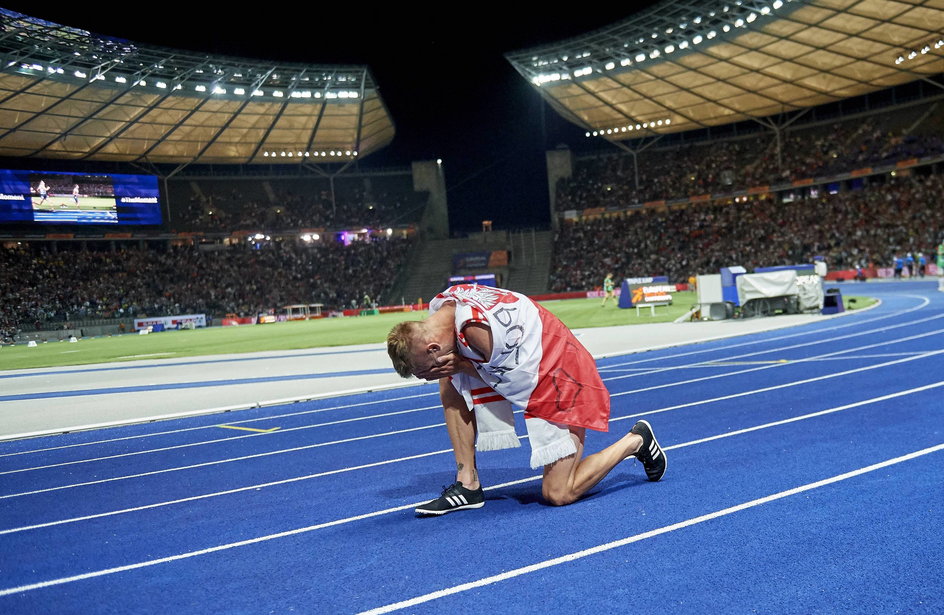 Tuż po biegu w Berlinie Lewandowski był wyczerpany, ale szczęśliwy.