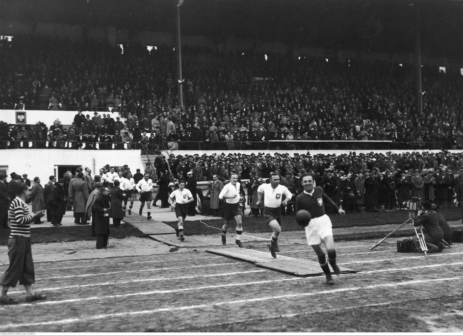 Polscy piłkarze wybiegają na stadionie Legii, by rozegrać pierwszy mecz z Czechosłowacją w 1933 roku.