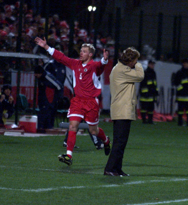 Juris Laizans i Zbigniew Boniek podczas meczu Polska - Łotwa (2002 r.)