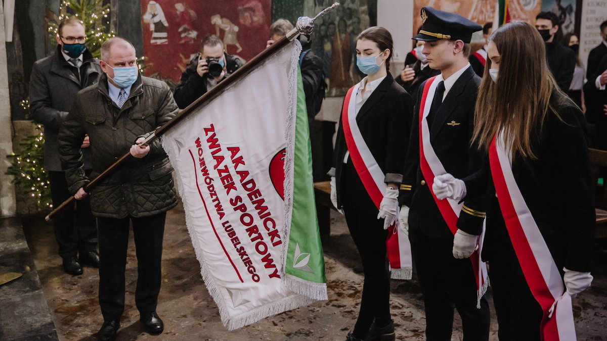 Prezes Zarządu Głównego AZS prof. Alojzy Nowak podczas uroczystej mszy, w trakcie której poświęcono nowy sztandar AZS Lublin.