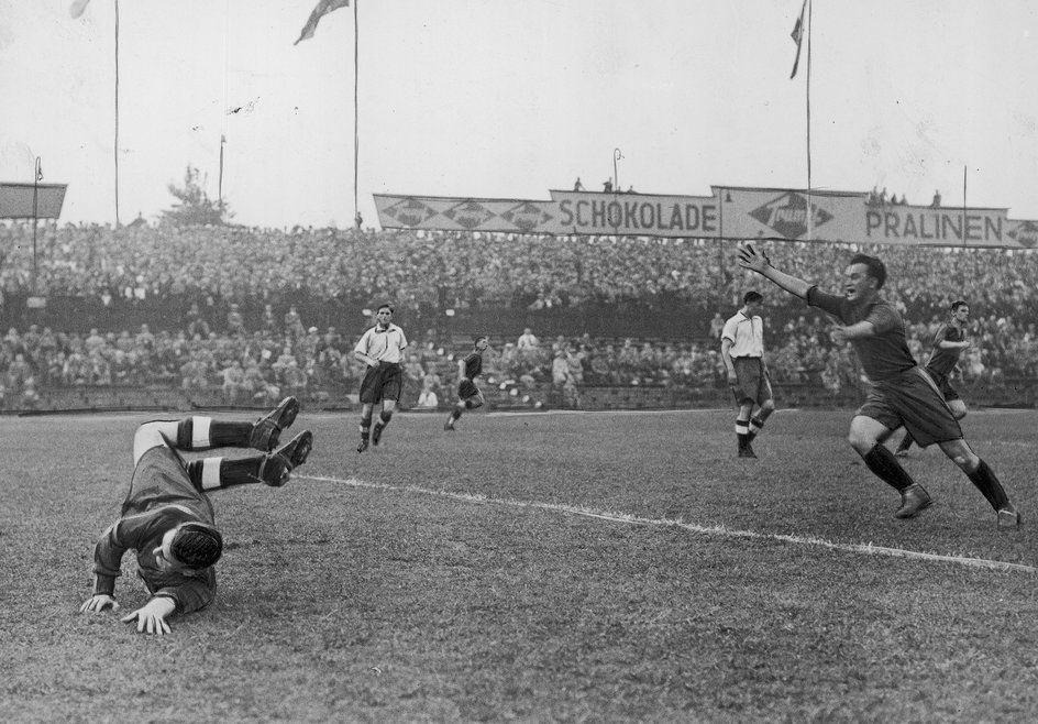Radość Ryszarda Pieca (z prawej) po strzeleniu gola w meczu Polska - Wielka Brytania (5:4) na Igrzyskach Olimpijskich w Berlinie w 1936 r.