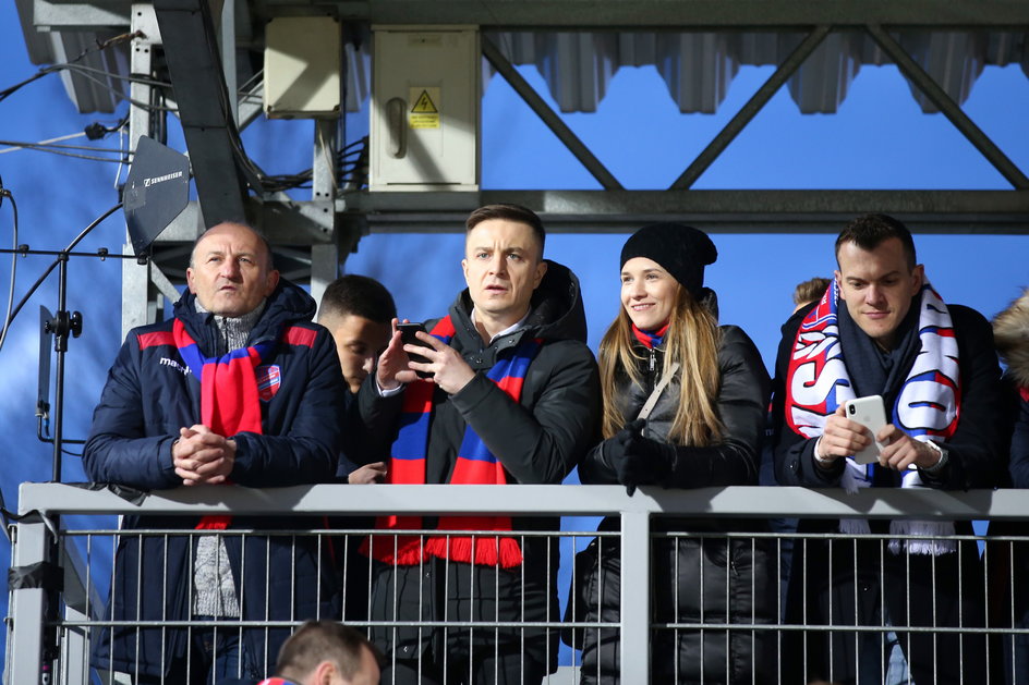 Michał Świerczewski ogląda mecz Raków - Legia w Pucharze Polski.