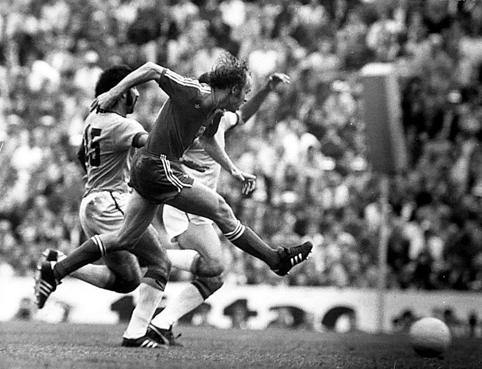 Grzegorz Lato podczas meczu z Brazylią na mundialu w 1974 r., w którym zdobył zwycięskiego gola