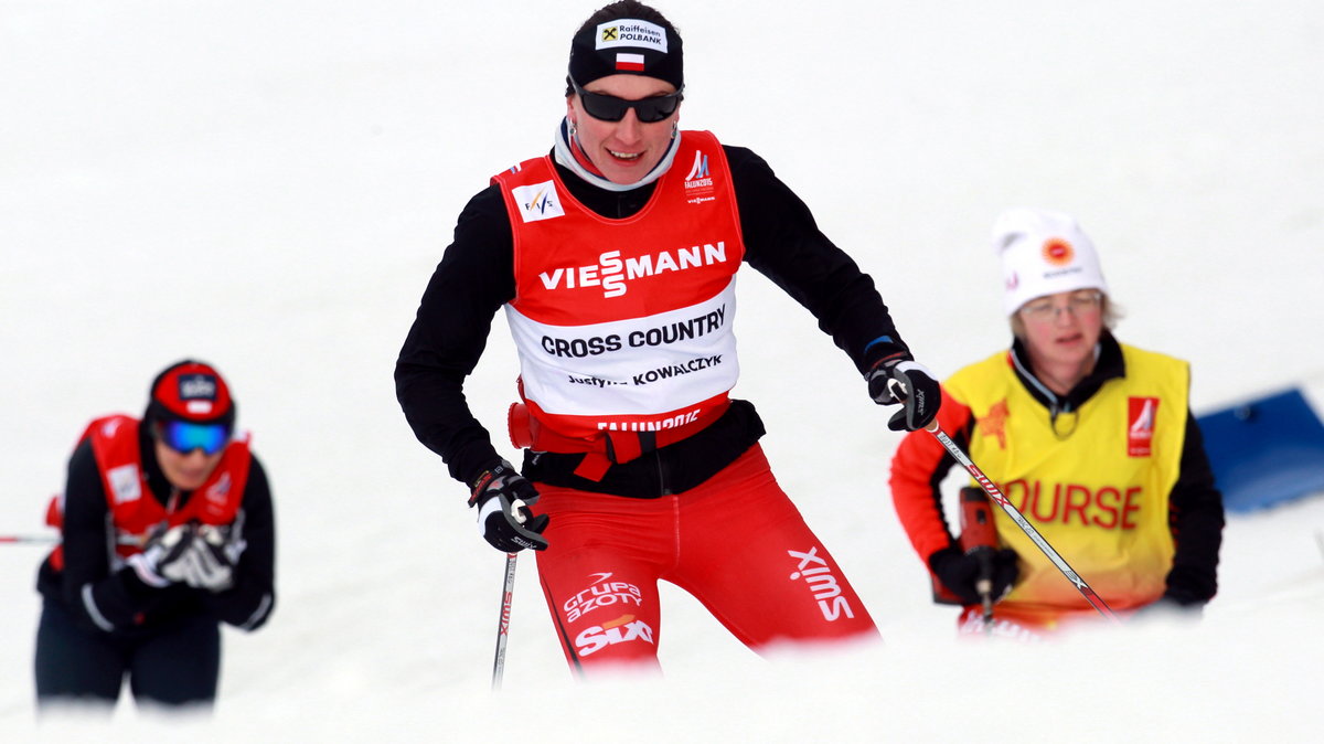 Justyna Kowalczyk (w tle Sylwia Jaśkowiec)