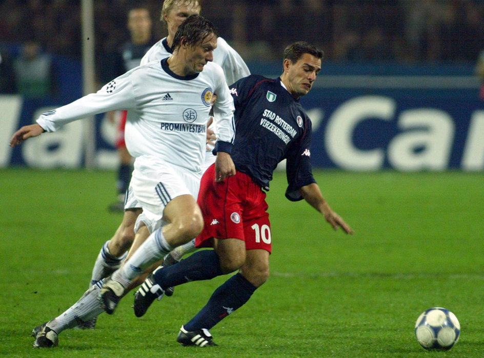 Aleksandr Chackiewicz (z lewej) jako piłkarz Dynama Kijów w meczu Ligi Mistrzów z Feyenoordem w 2002 r.