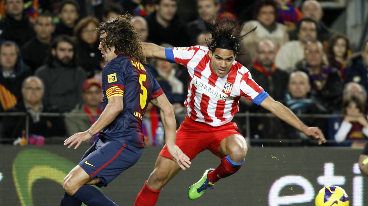 Carles Puyol (L) i Radamel Falcao (P)