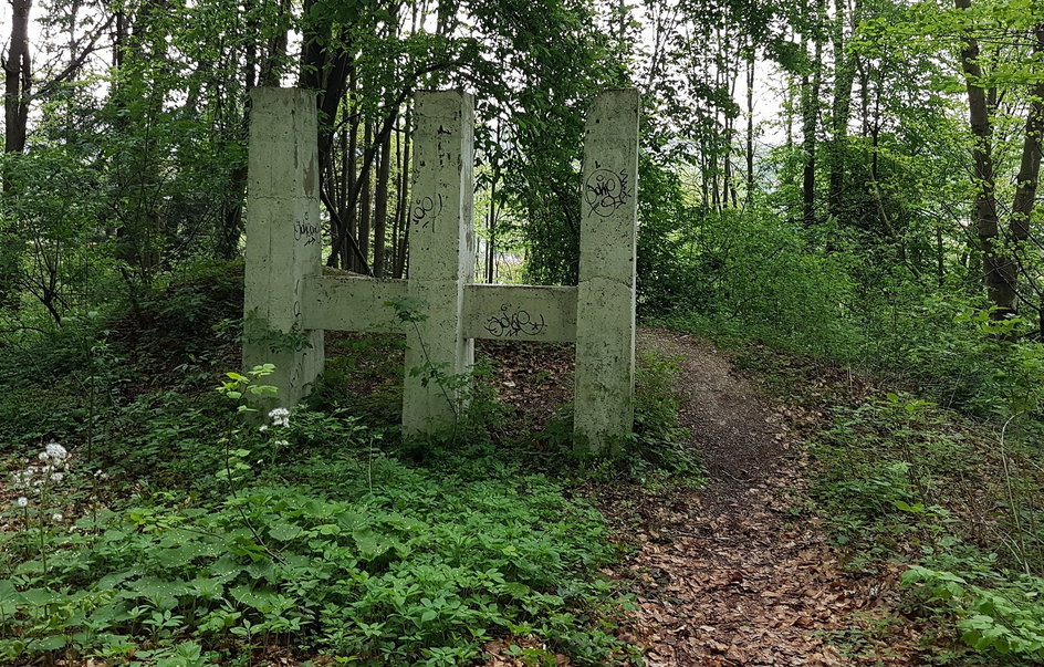 Tyle zostało z rozbiegu skoczni w Nowym Sączu-Piątkowej. Na zdjęciu widoczna betonowa podpora, do której zamierzano przymocować konstrukcję wieży najazdowej.