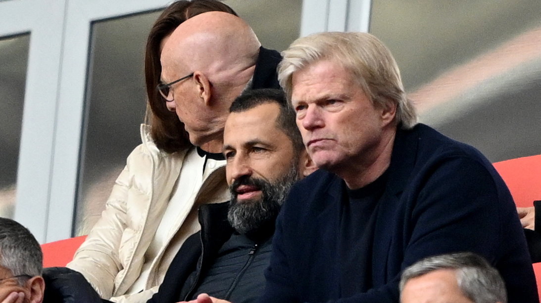 Hasan Salihamidzić (z lewej) i Oliver Kahn. (13.05.2023 r., Bayern Monachium - Schalke).