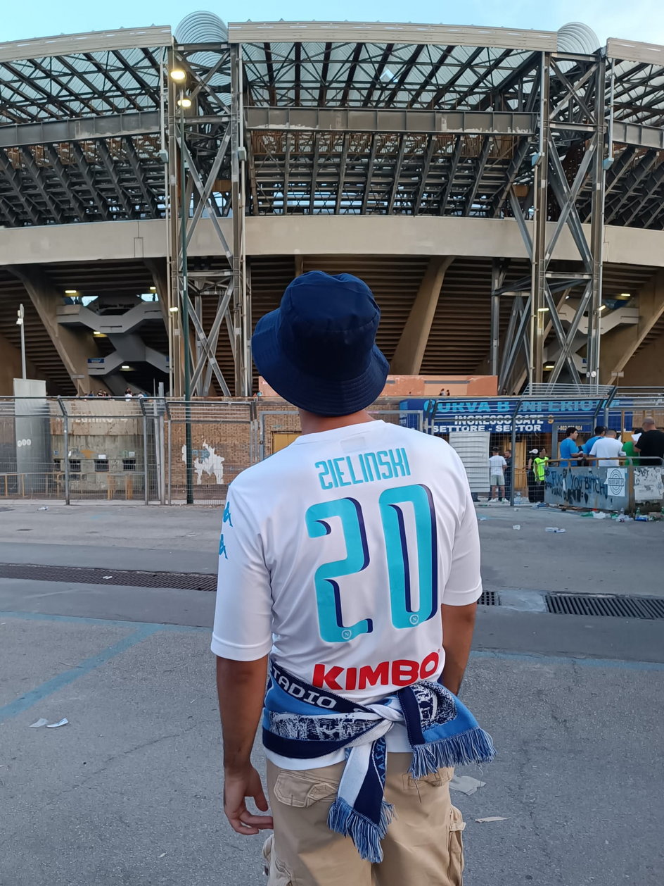 Simone Escalona w koszulce Polaka przed stadionem w Neapolu