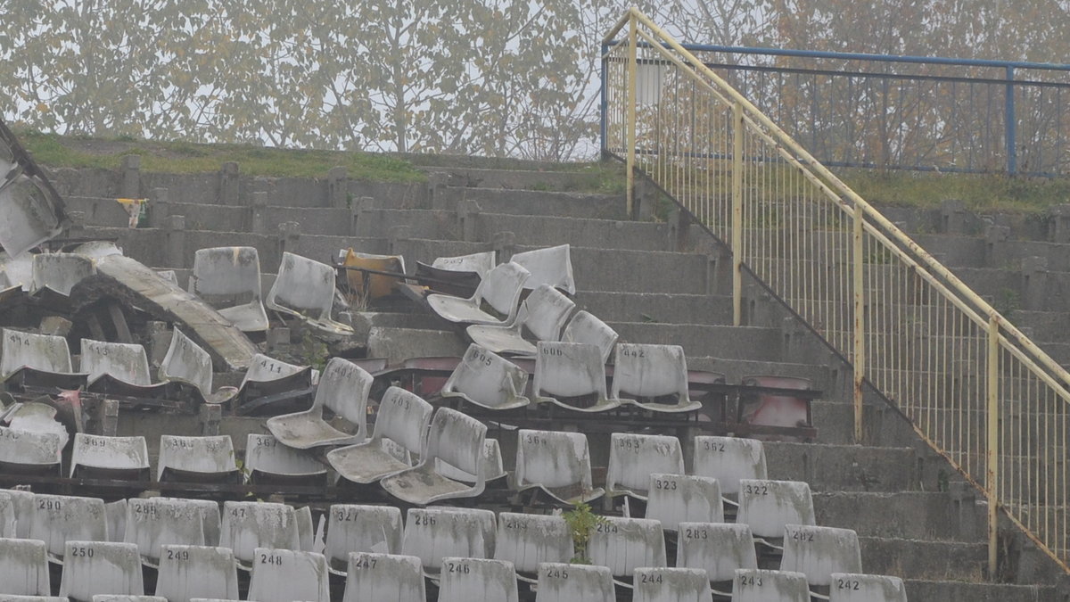 Gdy Stadion im. Pawła Waloszka został już całkiem wyburzony, to prace budowlane nagle zostały wstrzymane.