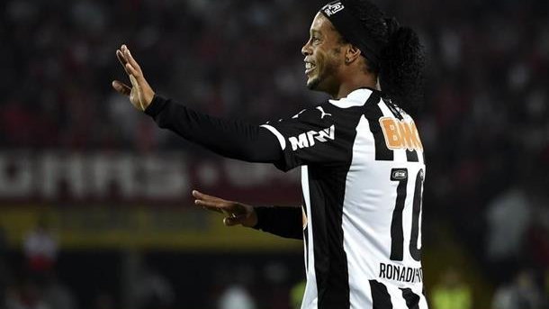 Kibic w ramionach Ronaldinho! Wideo!