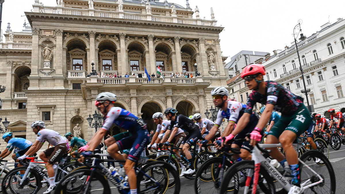 Peleton mija budynek Opery w Budapeszcie