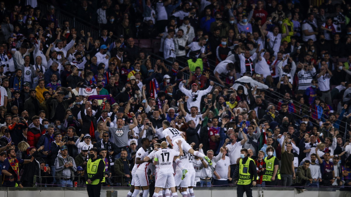 Trybuny Camp Nou zdominowane przez fanów Eintrachtu