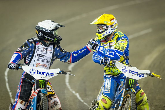 Krzysztof Kasprzak (żółty kask) i Greg Hancock (biały kask)