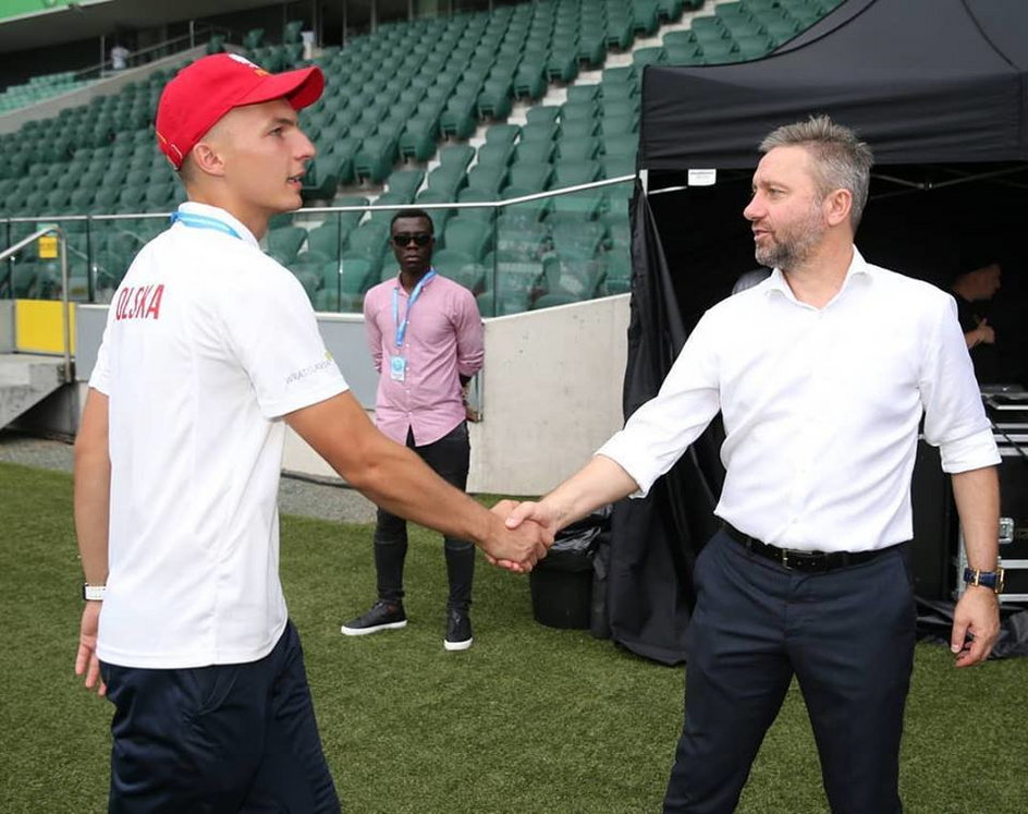 Krzysztof Kot i selekcjoner reprezentacji Polski, Jerzy Brzęczek, który oglądał poczynania dzieci z domów dziecka podczas mundialu. 