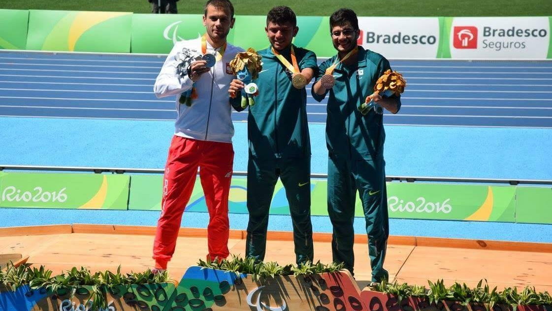 Michał Derus (z lewej) na podium w Rio