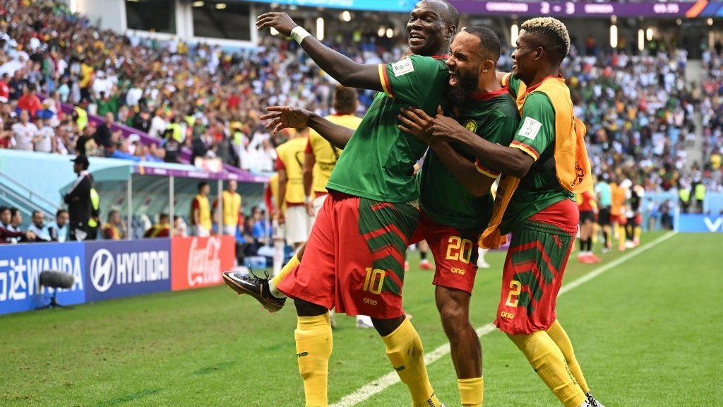 Cieszący się zawodnicy Kamerunu po strzelonej na 2:3 bramce Vincenta Aboubakara. 