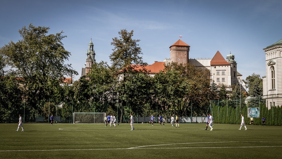 Na boisku z widokiem na Wawel Dragoons rozegrali pierwszy oficjalny mecz. Zmierzyli się w nim Fairantem Kraków, obecnym liderem B klasy (fot. Szczepan Janus/SF Fairant)