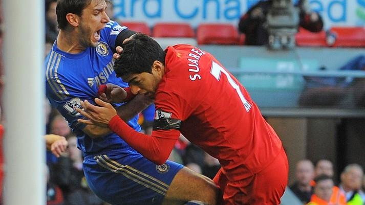 Luis Suarez i Branislav Ivanovic w meczu Liverpool - Chelsea