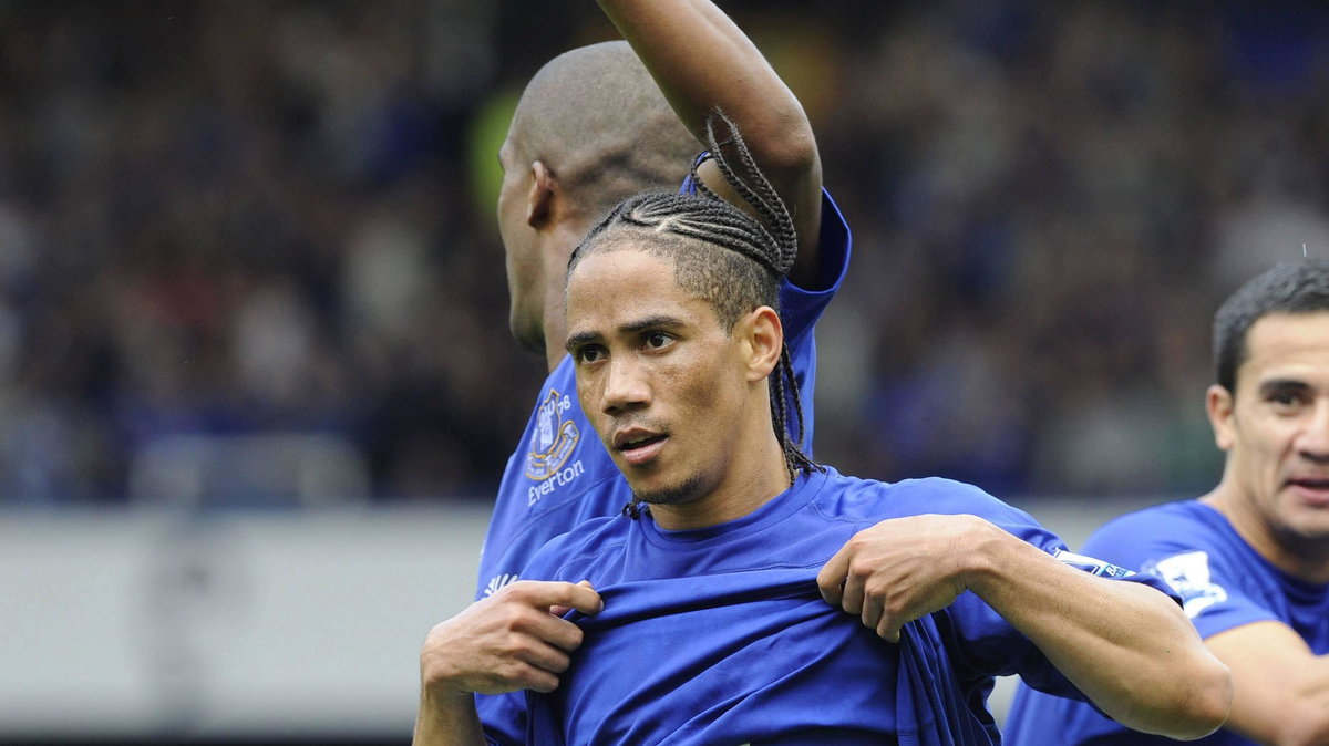 Steven Pienaar (w środku)